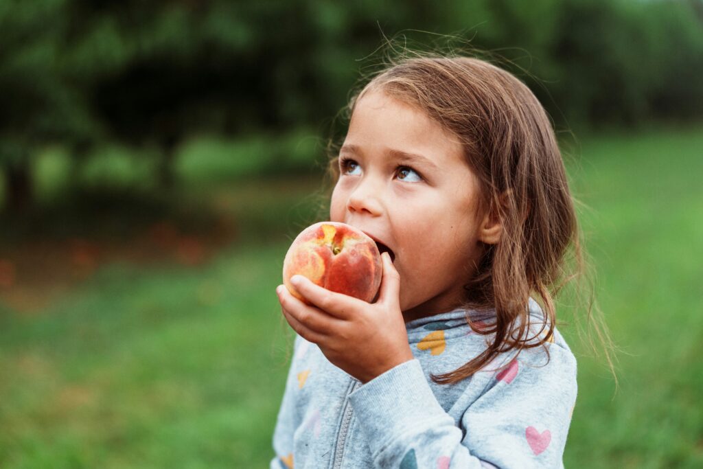 nina-comiendo-fruta-sana