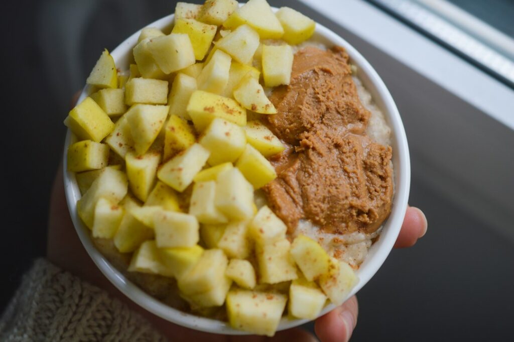Gachas de avena con manzana y canela para un desayuno de otoño