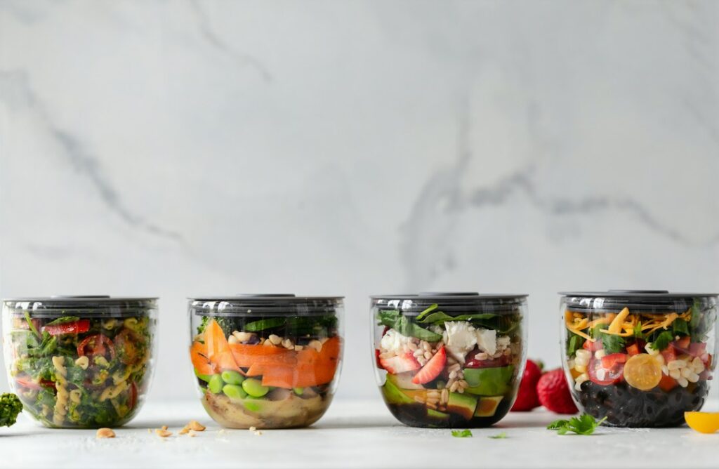 Recipientes con comida preparada, verduras y alimentos para organizar un menú semanal
