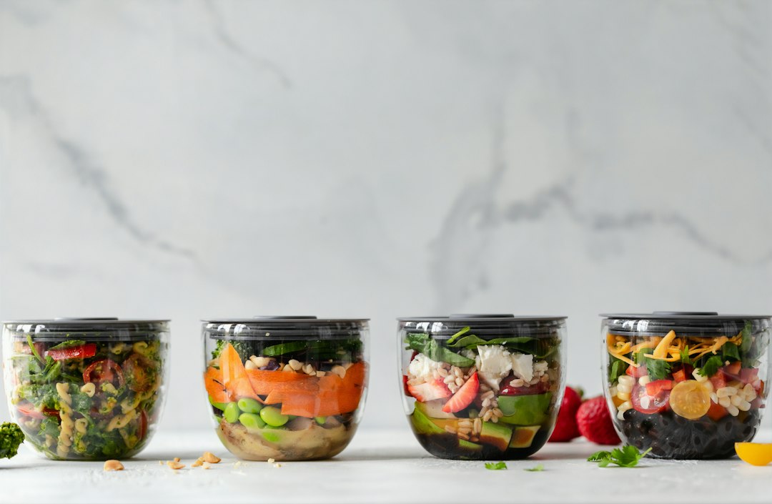 Recipientes con comida preparada, verduras y alimentos para organizar un menú semanal