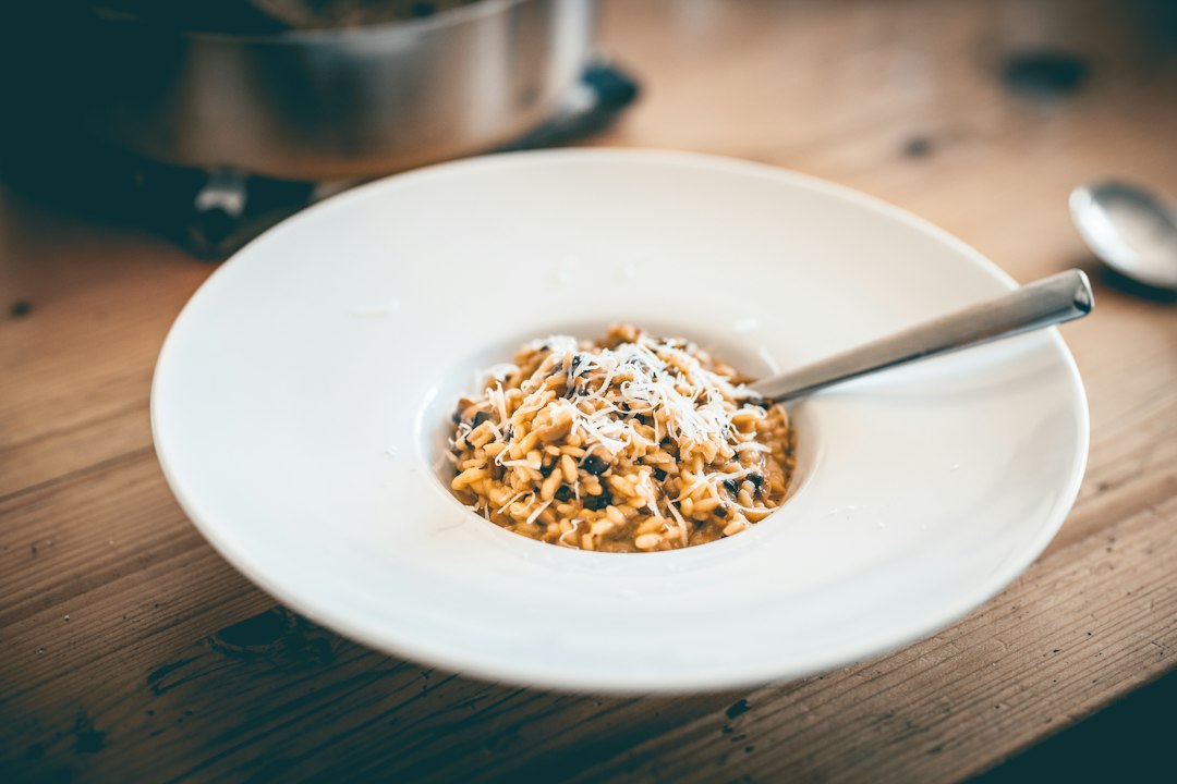 Arroz cremoso con setas de temporada para una comida de otoño
