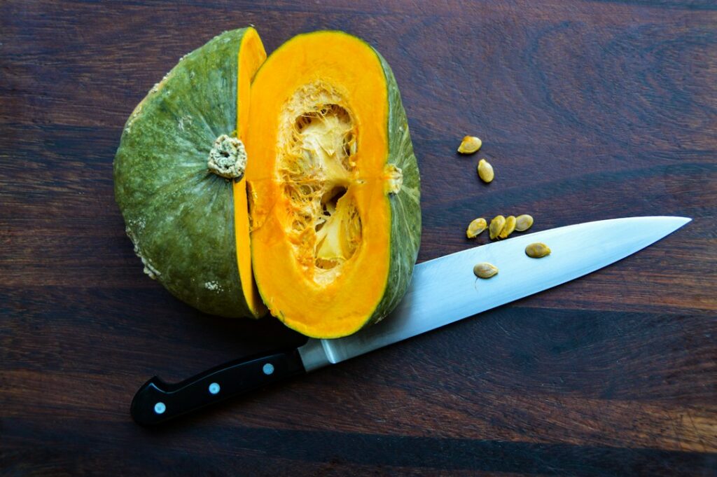 Calabaza y verduras de otoño sobre una tabla de cocina